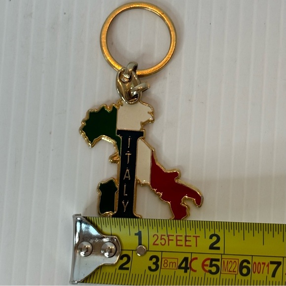 Vtg Souvenir Keychain Italy Map Shape with Green White Red Colors Made In Italy - Picture 5 of 5